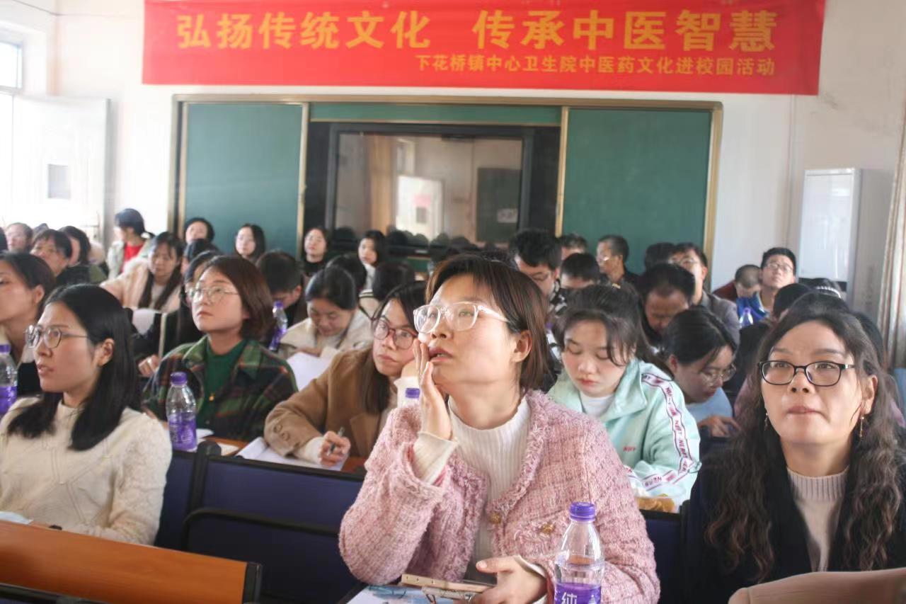 下花橋鎮(zhèn)中心學(xué)校初中部校本研修活動(dòng)有聲有色