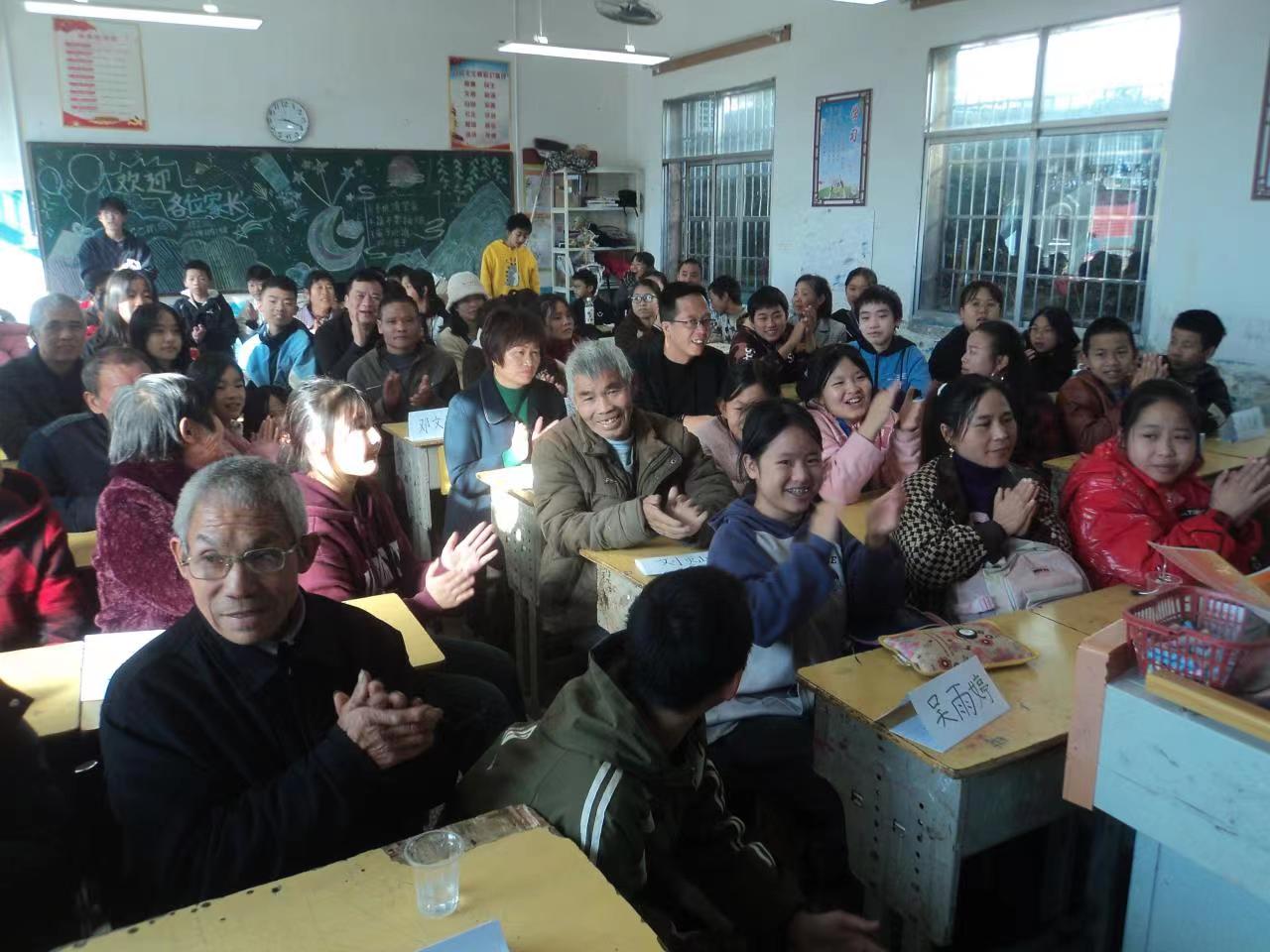 下花橋鎮(zhèn)中學(xué)隆重召開別樣家長會