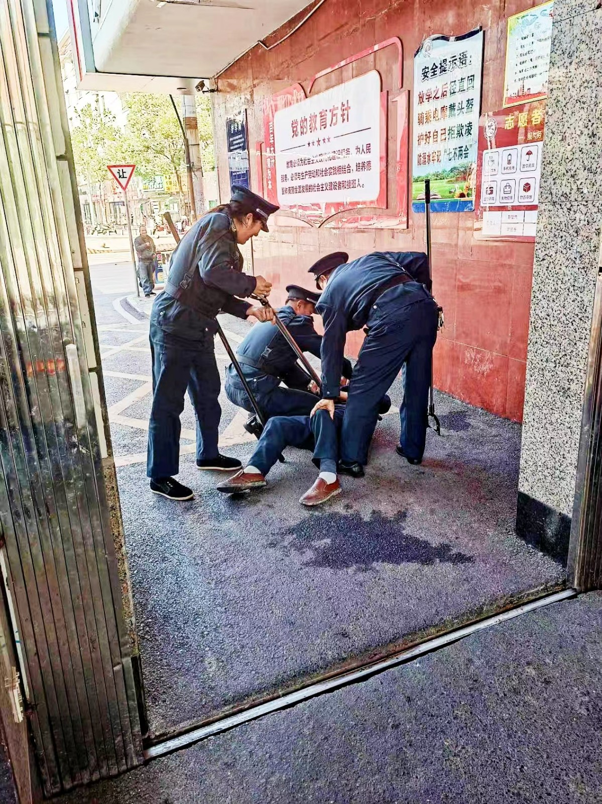 金城學(xué)校開展反恐防暴應(yīng)急演練