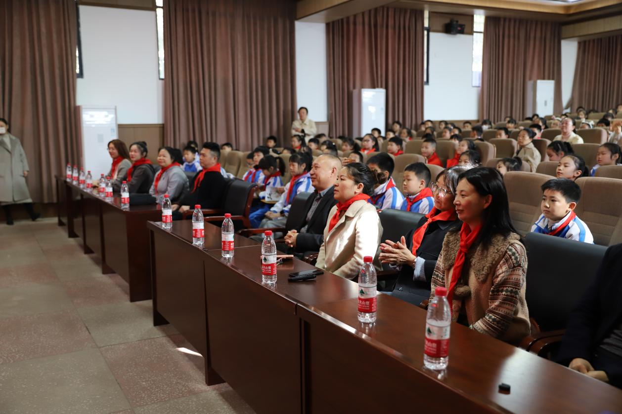 “三毛經(jīng)典”系列講座走進(jìn)城區(qū)二小