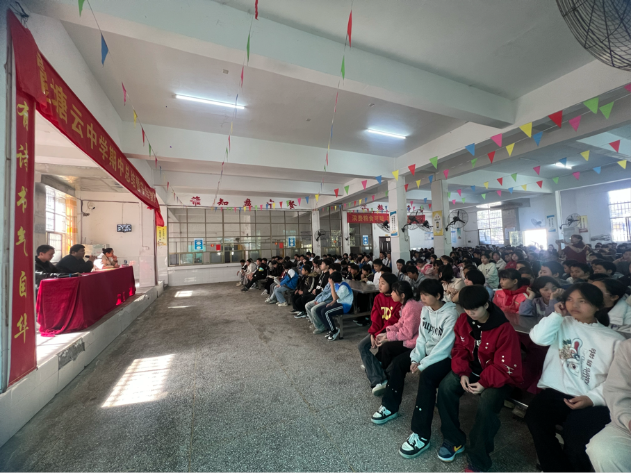 褒揚(yáng)優(yōu)秀樹榜樣，安全教育時時講