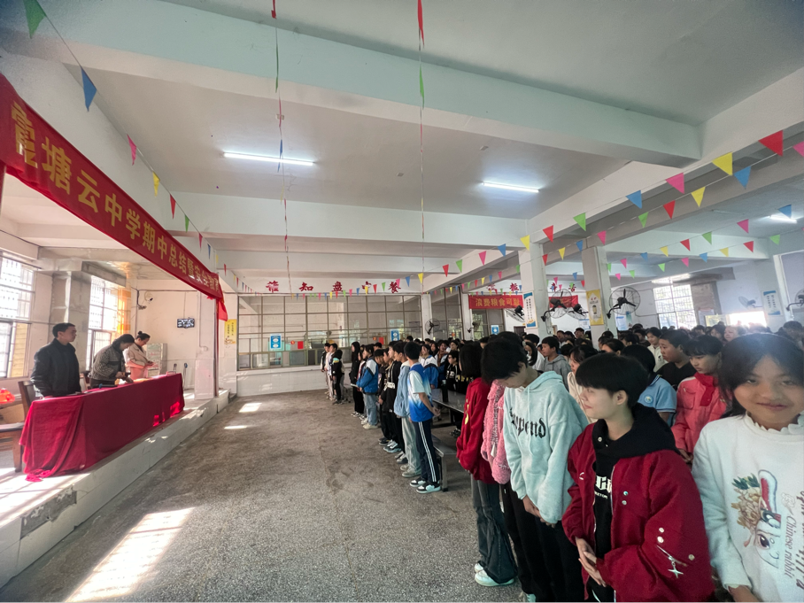 褒揚(yáng)優(yōu)秀樹榜樣，安全教育時時講