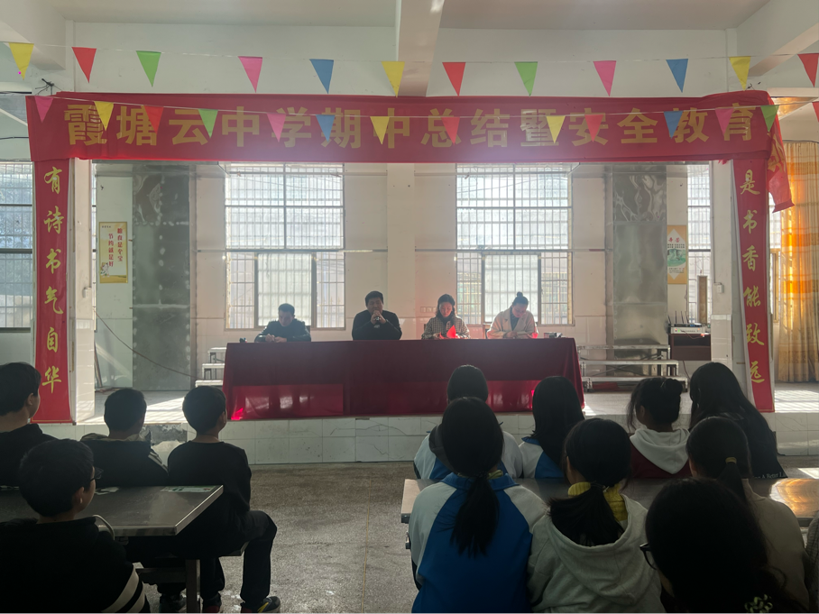 褒揚(yáng)優(yōu)秀樹榜樣，安全教育時時講