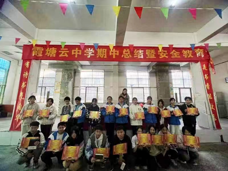 褒揚(yáng)優(yōu)秀樹榜樣，安全教育時時講