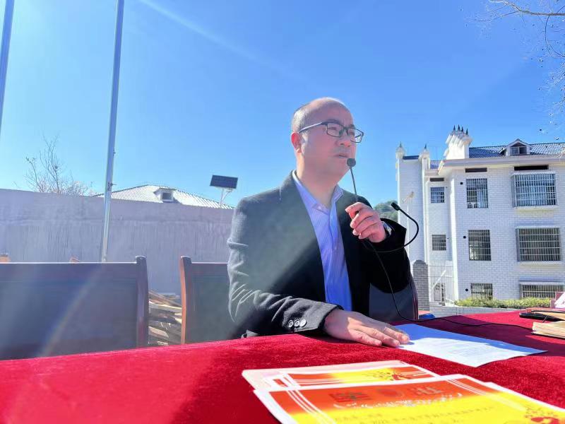 知不足而奮進，望遠山而前行