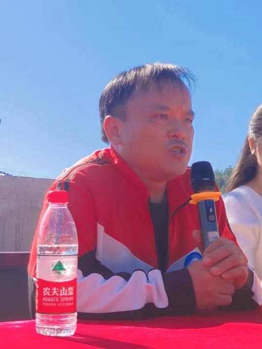 知不足而奮進，望遠山而前行