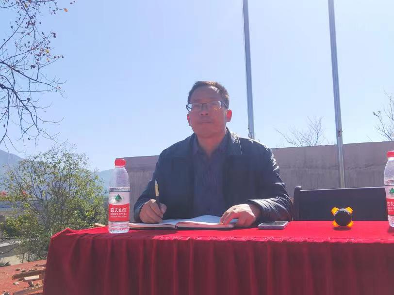 知不足而奮進，望遠山而前行