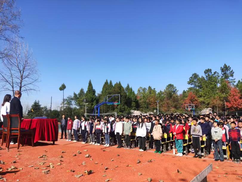 知不足而奮進，望遠山而前行