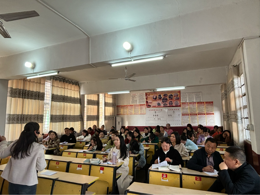 各師領(lǐng)航促成長，聚焦課堂研教學(xué)