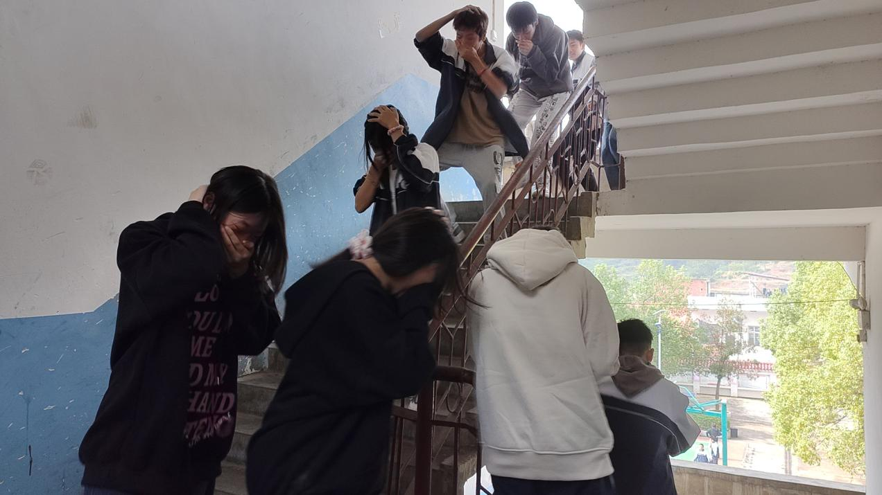 小溪市鄉(xiāng)中學(xué)開展消防演練