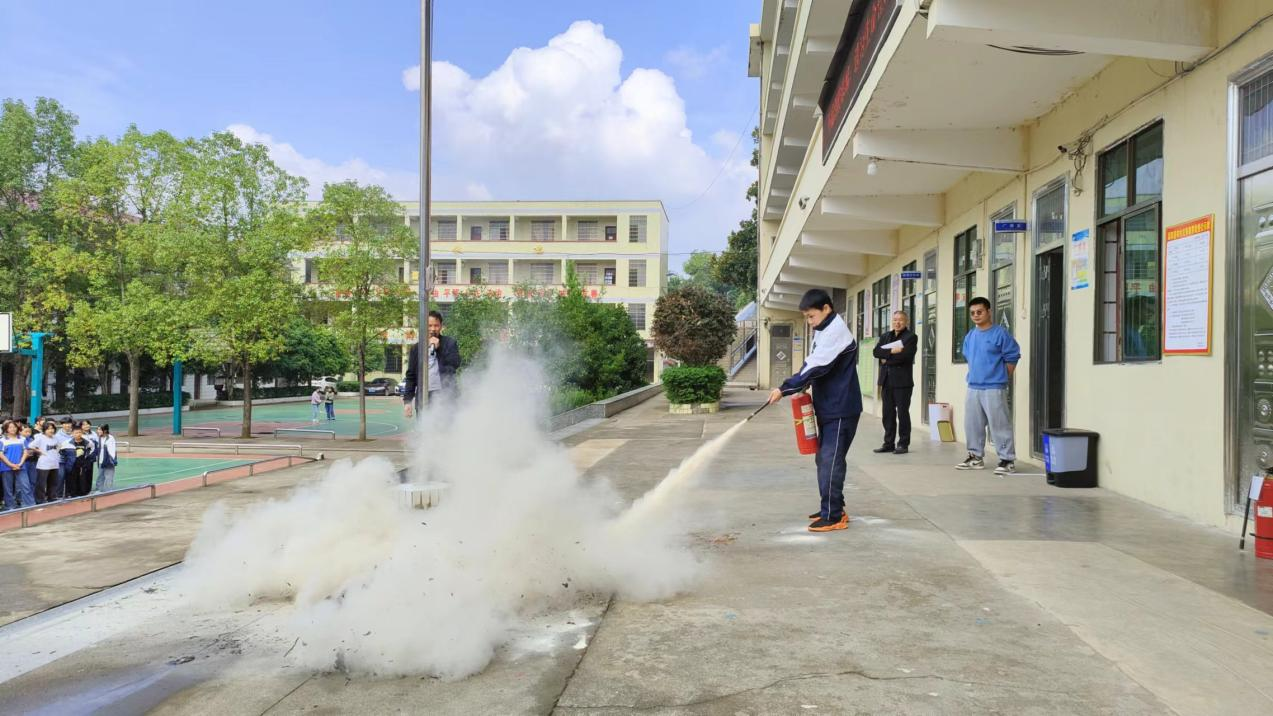 小溪市鄉(xiāng)中學(xué)開展消防演練