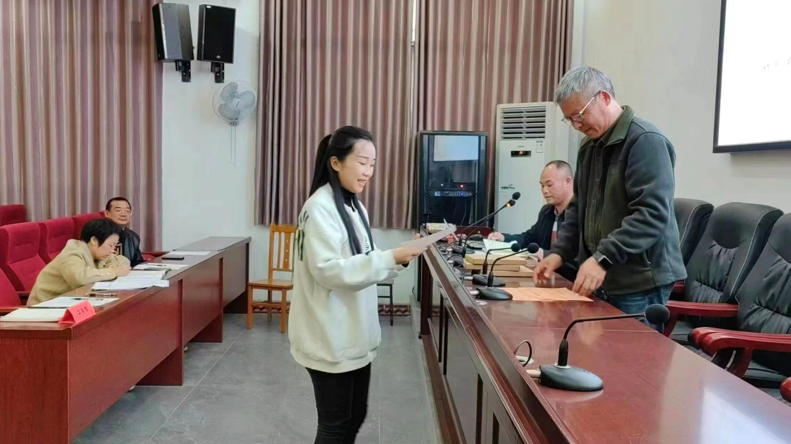 學(xué)習(xí)身邊好榜樣——看齊標(biāo)桿，汲取力量