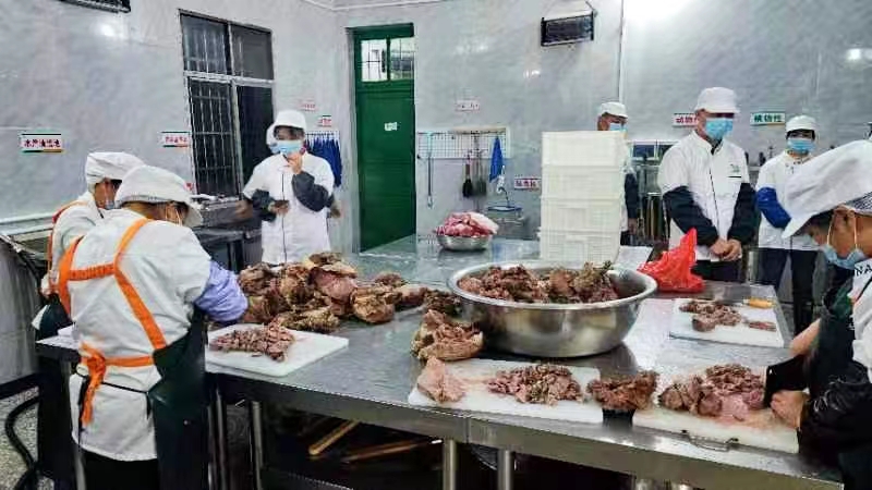 高沙鎮(zhèn)中學(xué)開展家長志愿者監(jiān)廚幫廚活動