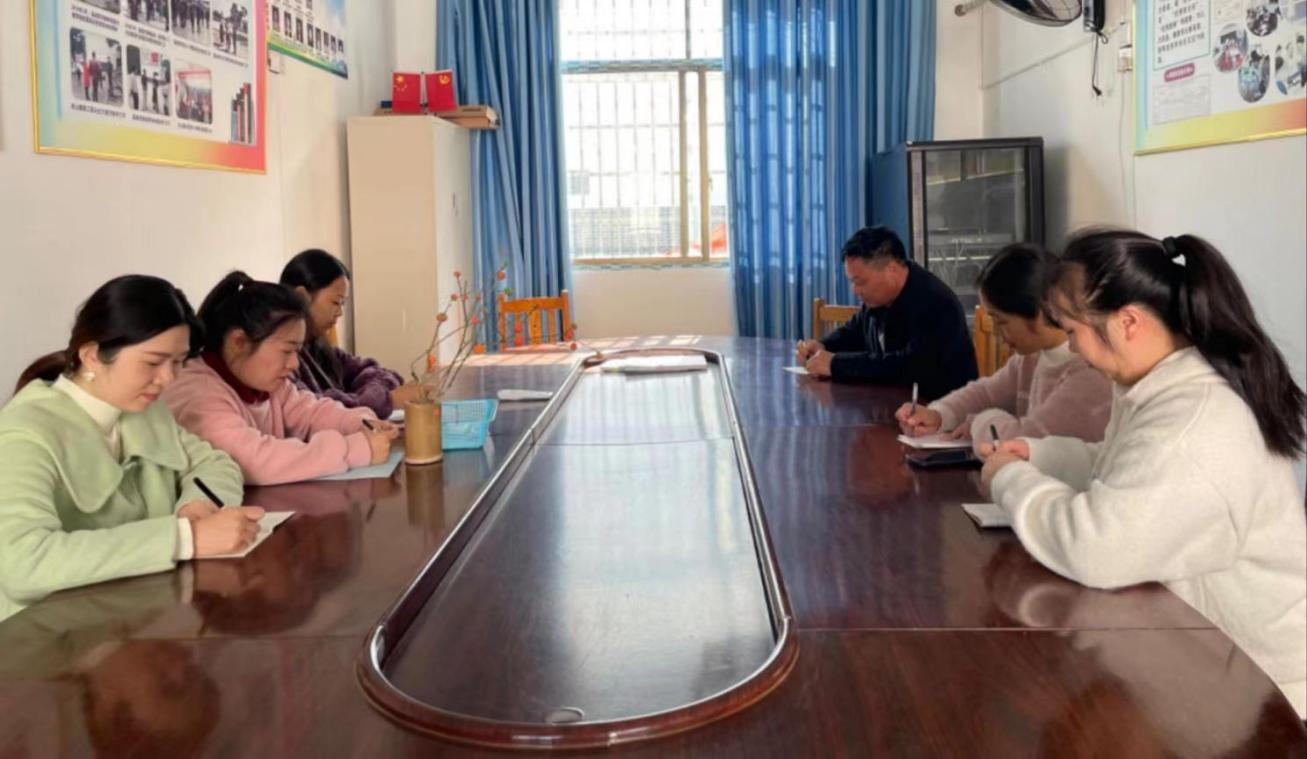 新寧縣崀山鎮(zhèn)中心幼兒園開(kāi)展“送教下鄉(xiāng)”活動(dòng)