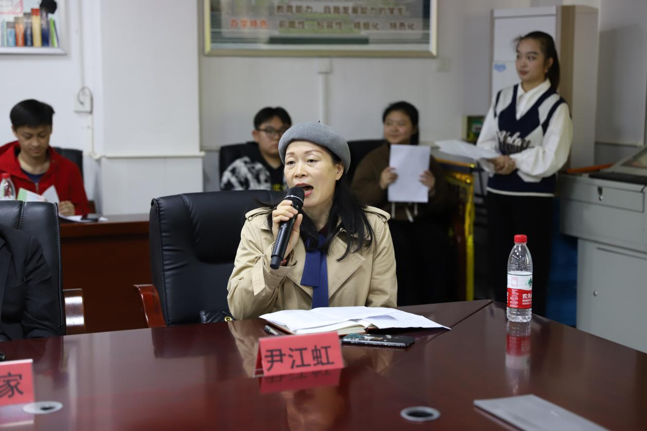 湖南第一師范學(xué)院院系領(lǐng)導(dǎo)來城區(qū)二小調(diào)研實(shí)習(xí)工作