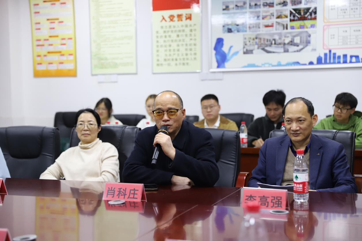 湖南第一師范學(xué)院院系領(lǐng)導(dǎo)來城區(qū)二小調(diào)研實(shí)習(xí)工作