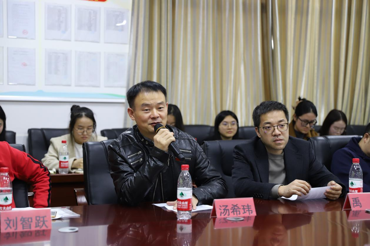 湖南第一師范學(xué)院院系領(lǐng)導(dǎo)來城區(qū)二小調(diào)研實(shí)習(xí)工作