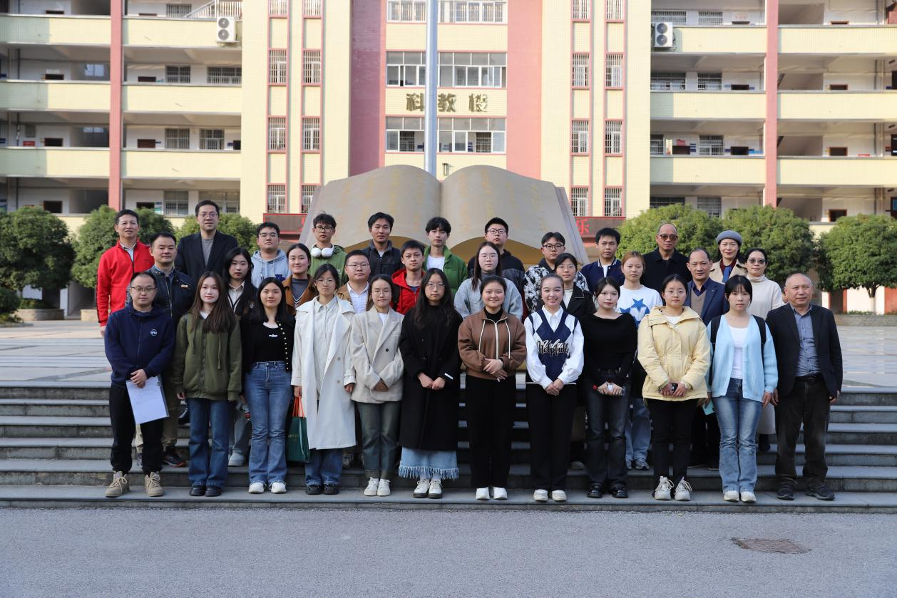 湖南第一師范學(xué)院院系領(lǐng)導(dǎo)來城區(qū)二小調(diào)研實(shí)習(xí)工作