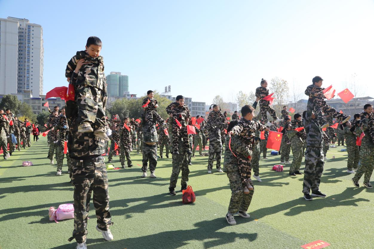 幼兒園舉行“永遠跟黨走”大型紅色主題親子活動暨第十三屆冬季親子運動會