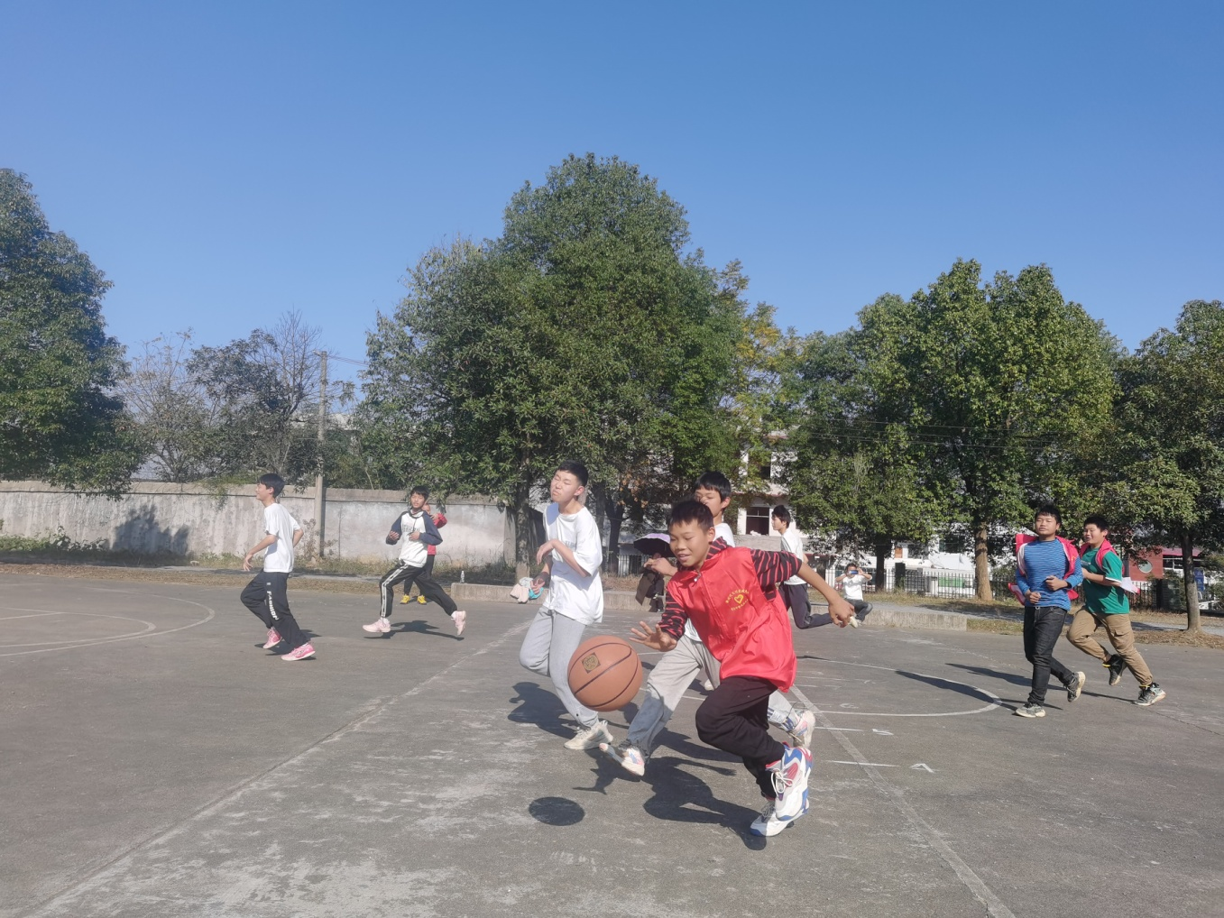 谷洲鎮(zhèn)灣塘中學校園冬季男子籃球賽如期開展