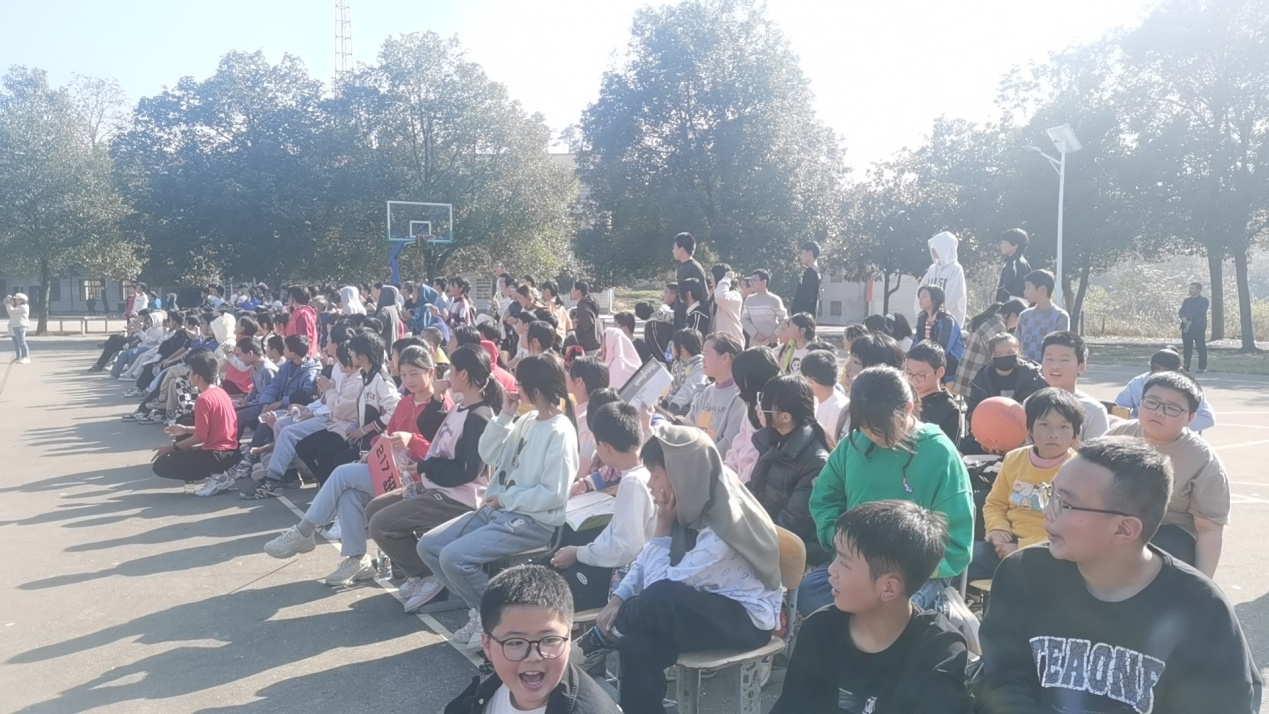 谷洲鎮(zhèn)灣塘中學校園冬季男子籃球賽如期開展