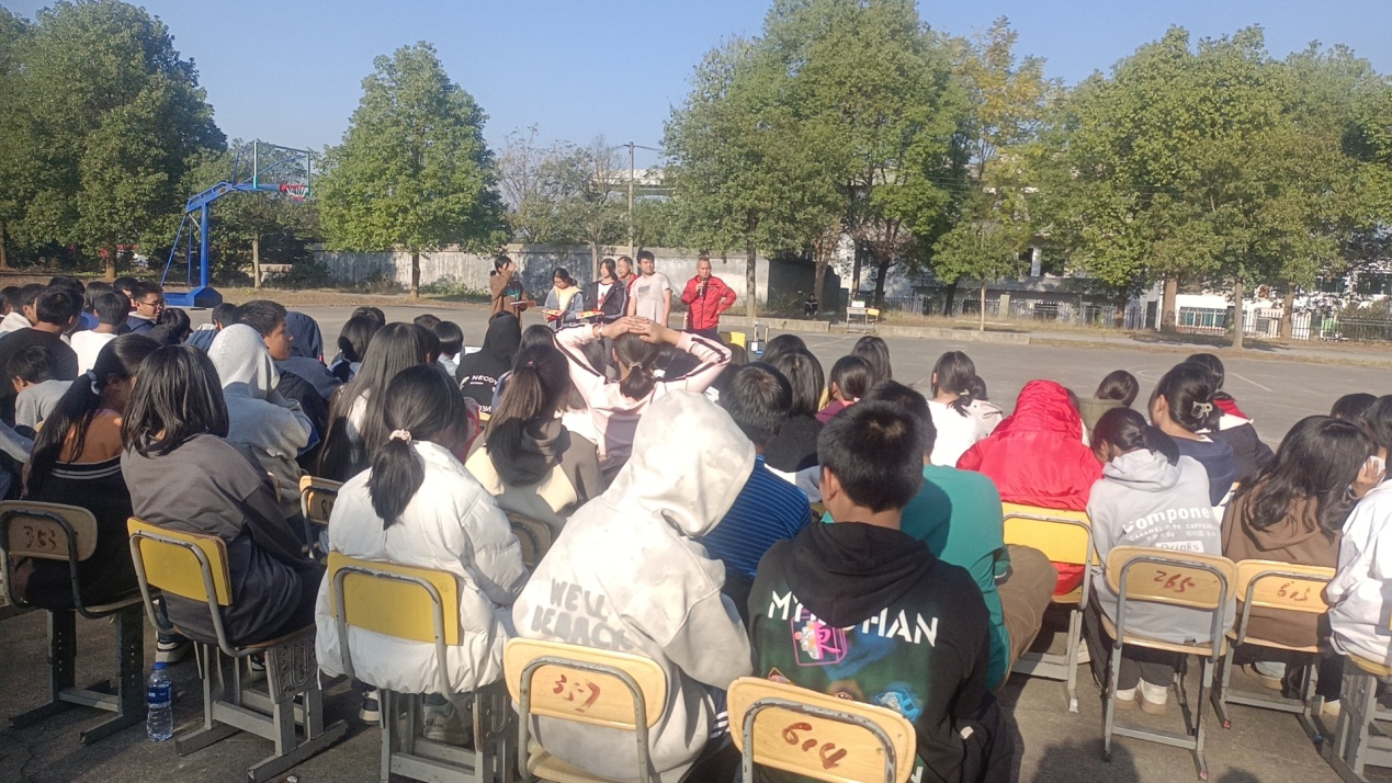 谷洲鎮(zhèn)灣塘中學校園冬季男子籃球賽如期開展