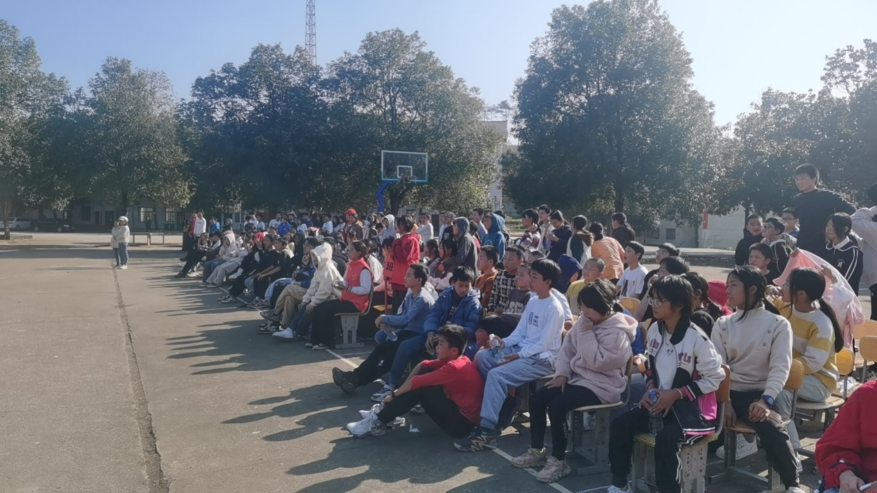 谷洲鎮(zhèn)灣塘中學校園冬季男子籃球賽如期開展