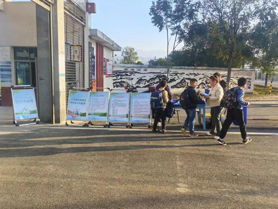 新寧縣崀山鎮(zhèn)積極開展“河長制”進(jìn)校園宣傳教育工作