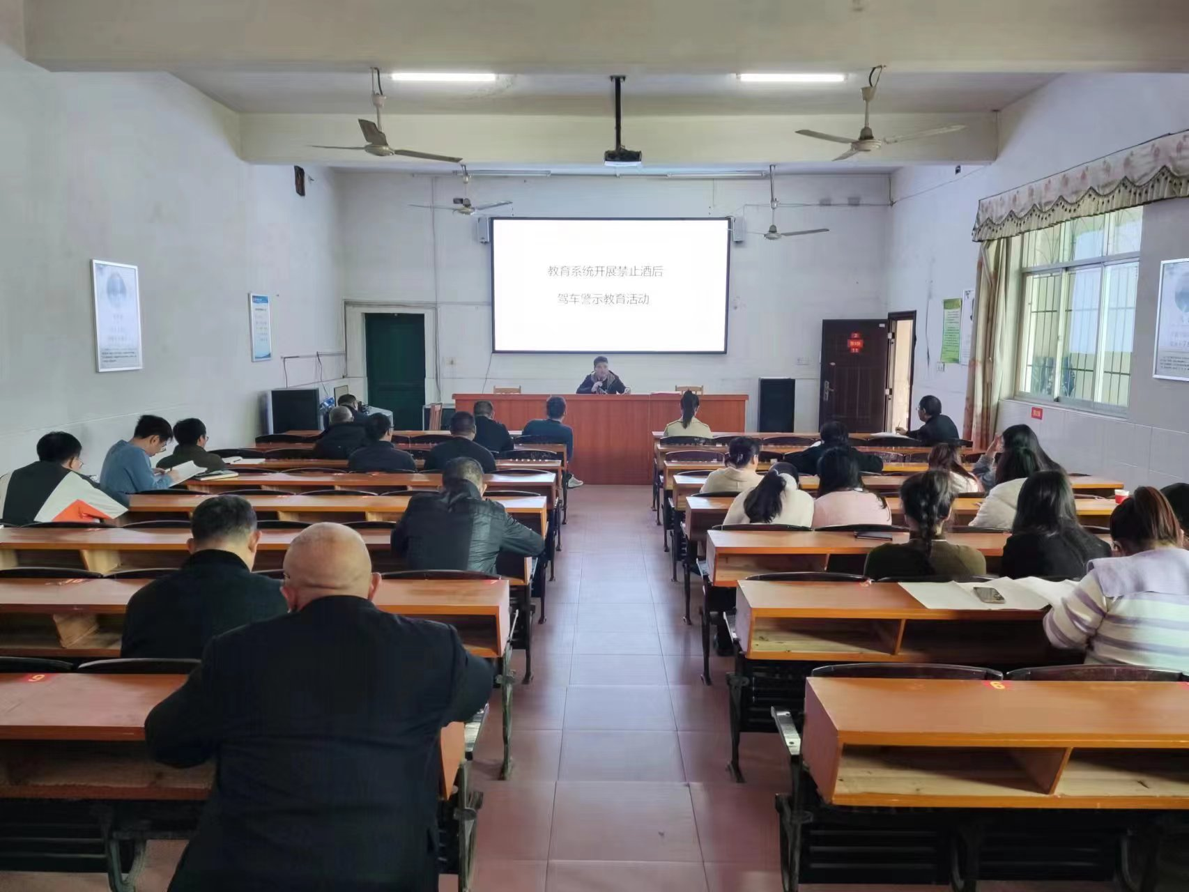 金石鎮(zhèn)白沙中學(xué)開展杜絕酒駕警示教育