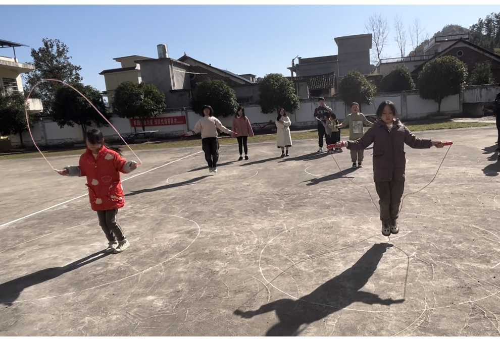 頑強(qiáng)拼搏顯身手  繩繩舞動(dòng)展英姿