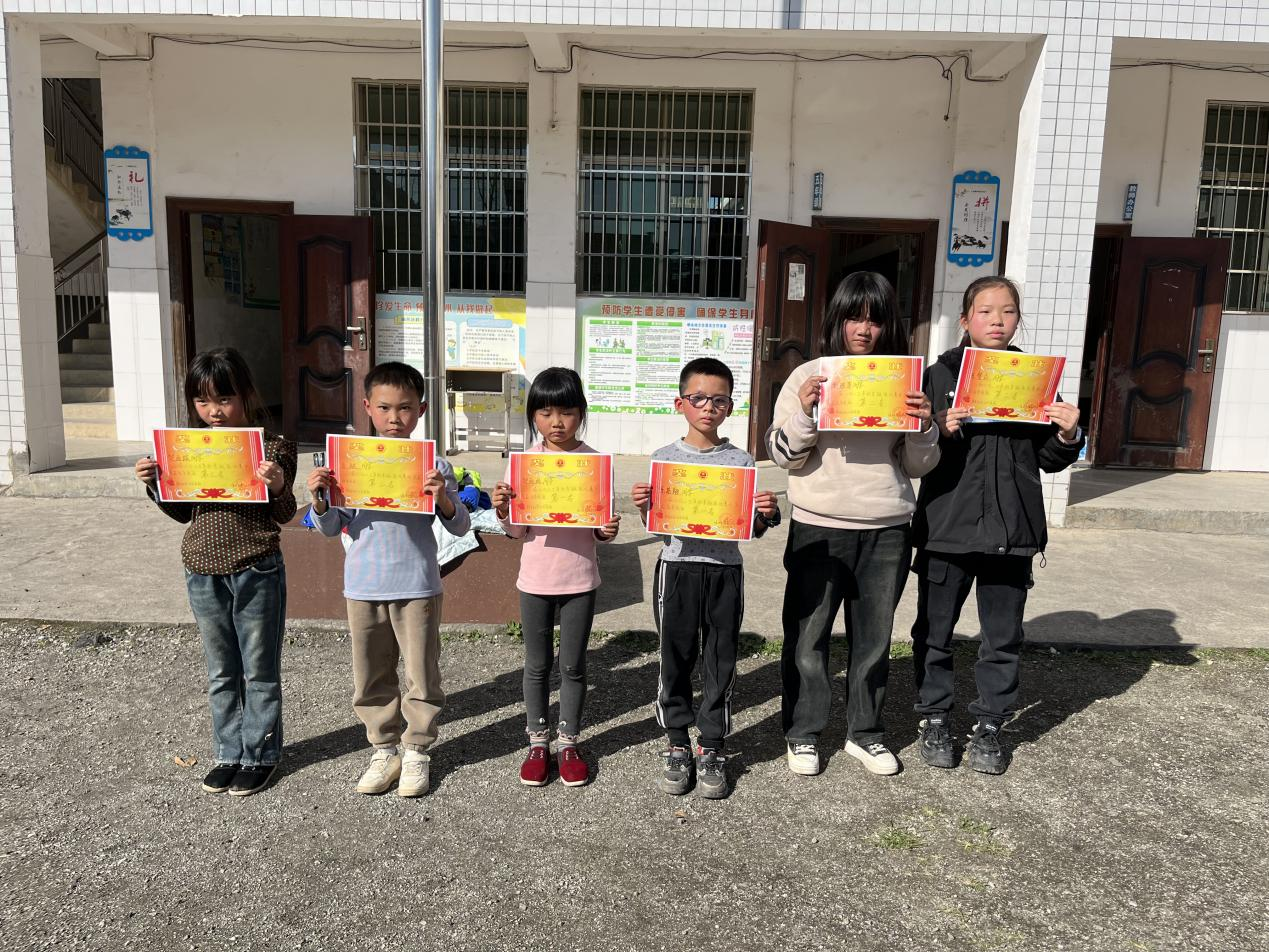 頑強(qiáng)拼搏顯身手  繩繩舞動(dòng)展英姿