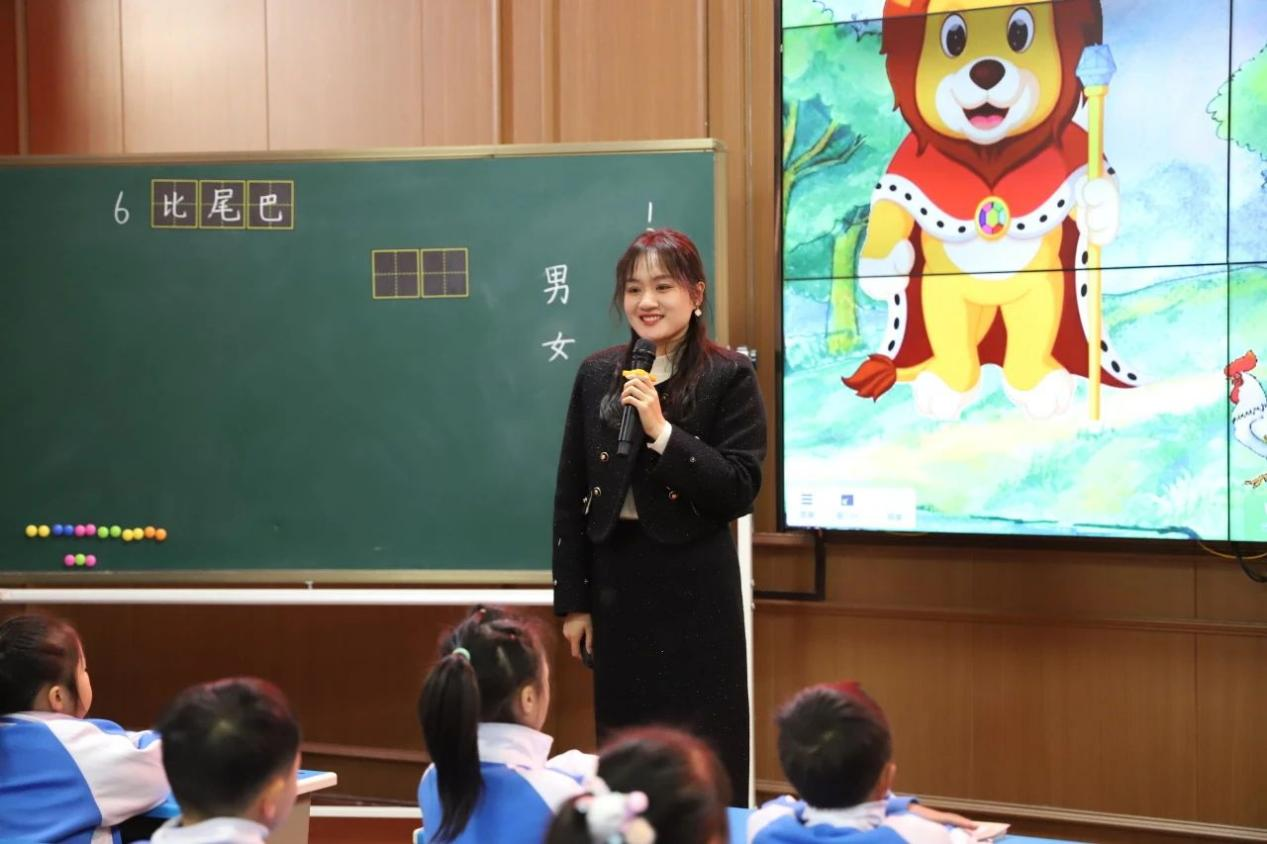 城區(qū)二小舉行青藍(lán)學(xué)院語(yǔ)文“菁優(yōu)課”展示活動(dòng)