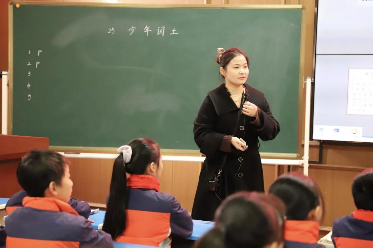 城區(qū)二小舉行青藍(lán)學(xué)院語(yǔ)文“菁優(yōu)課”展示活動(dòng)