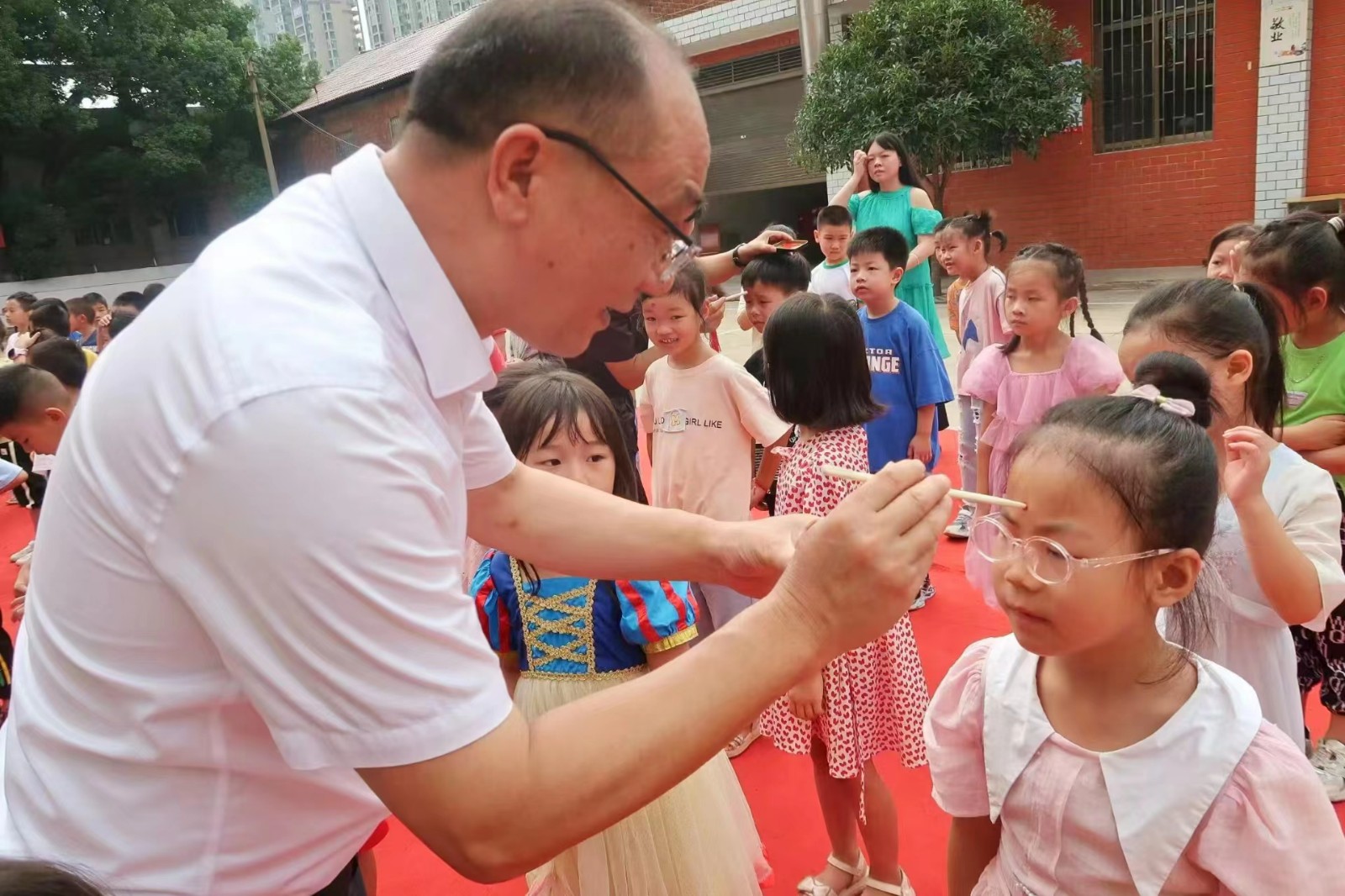 校長(zhǎng)李結(jié)糧：愛(ài)崗敬業(yè)讓人敬  情暖師生感人心