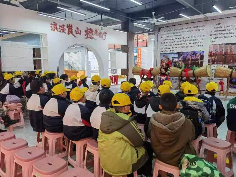 新寧縣金石鎮(zhèn)觀瀑小學(xué)開展“知家鄉(xiāng)愛家鄉(xiāng) 勤勞動樂動手”研學(xué)實踐活動