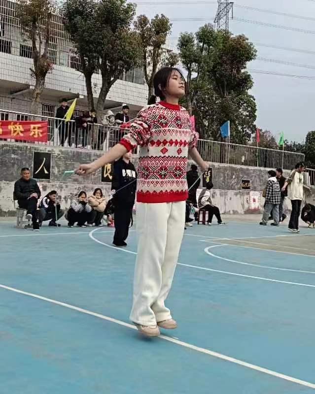 梽木山中學(xué)舉行“跳出健康，跳出快樂”為主題的跳繩比賽