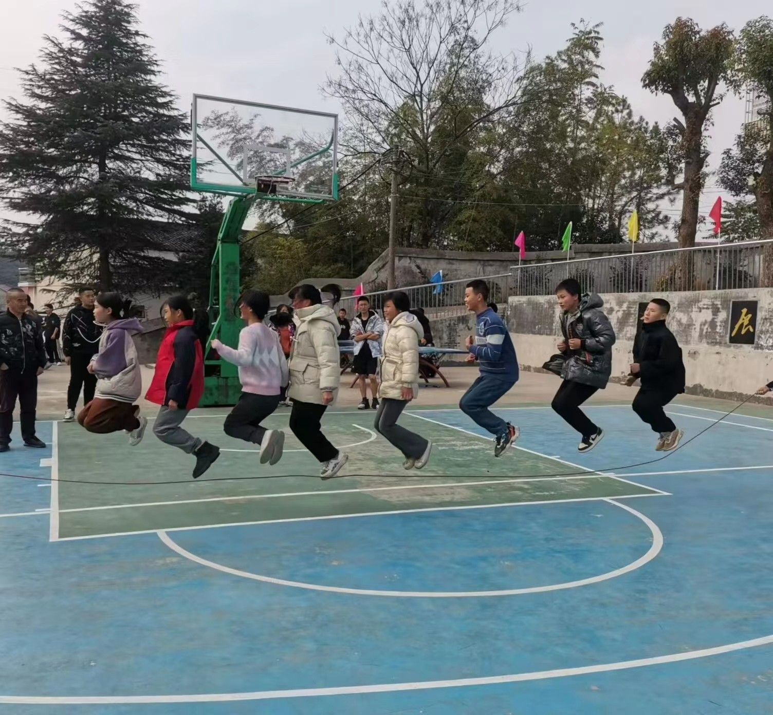 梽木山中學(xué)舉行“跳出健康，跳出快樂”為主題的跳繩比賽