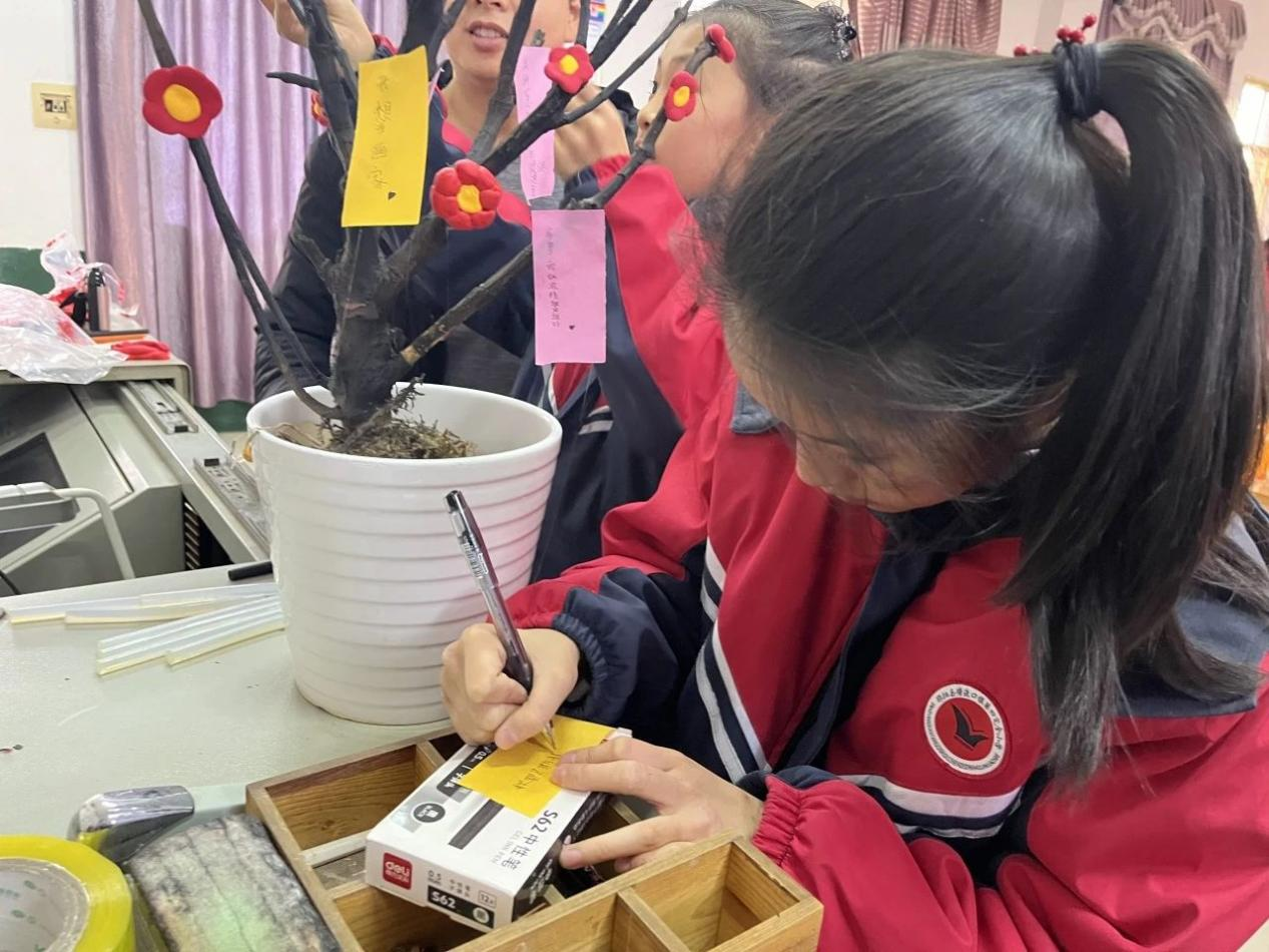 塘渡口鎮(zhèn)第四完全小學(xué)關(guān)愛“留守兒童”活動(dòng)