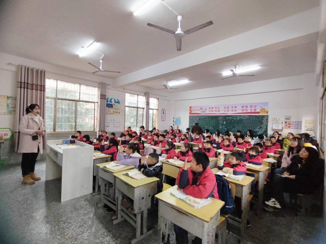 塘渡口鎮(zhèn)第三完小開展“跟崗學(xué)習(xí)匯報課”