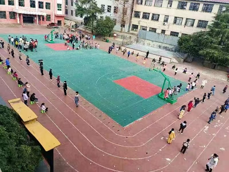 塘田市鎮(zhèn)中心完小舉行全年級(jí)一分鐘跳繩比賽