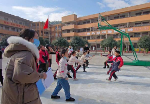 塘渡口鎮(zhèn)第三完全小學(xué)隆重舉行第三屆趣味運(yùn)動(dòng)會(huì)