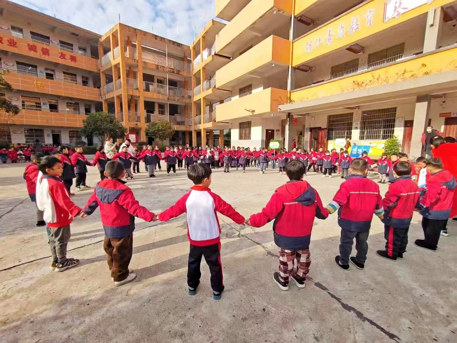 塘渡口鎮(zhèn)第三完全小學(xué)隆重舉行第三屆趣味運(yùn)動(dòng)會(huì)