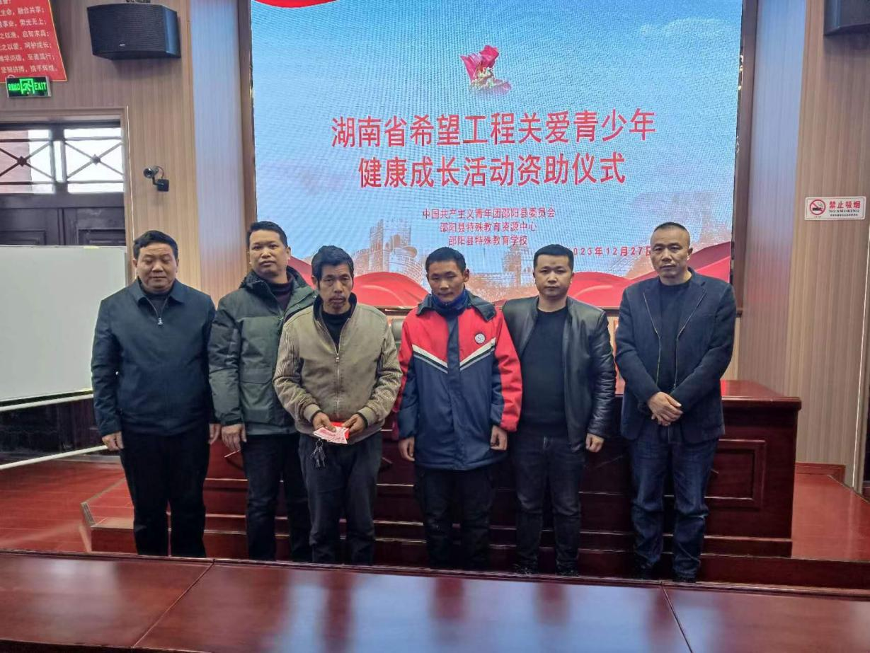 愛心助學(xué)子，真情暖人心