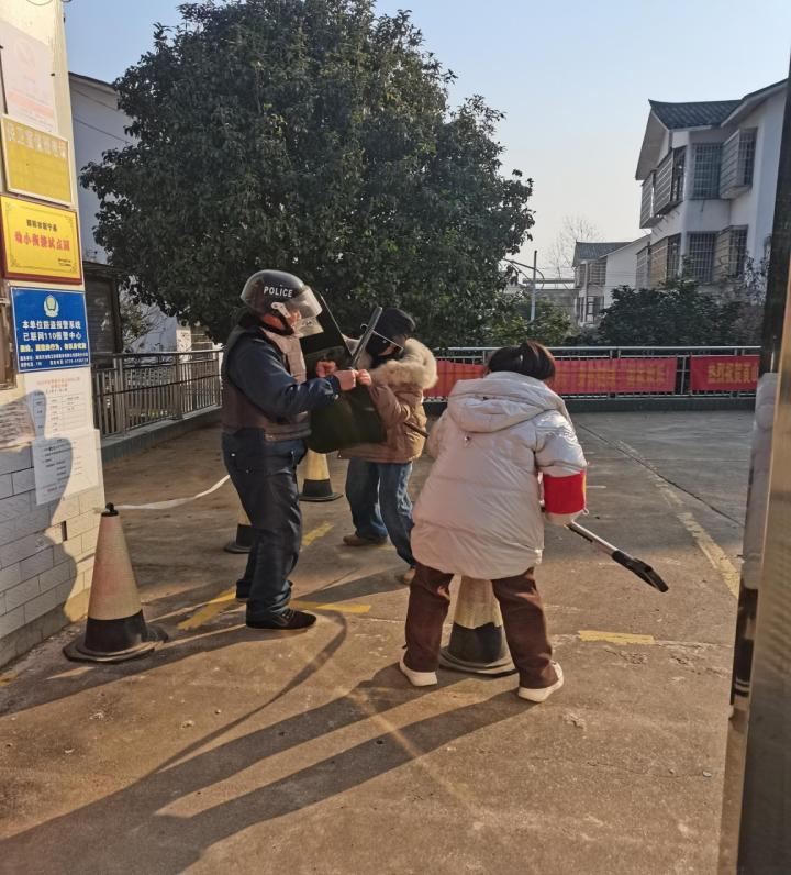 新寧縣崀山鎮(zhèn)中心幼兒園開展“反恐防暴、護(hù)幼同行” 安全演練