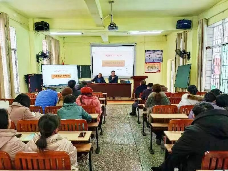 塘田市鎮(zhèn)中心完全小學六年級統(tǒng)考動員會