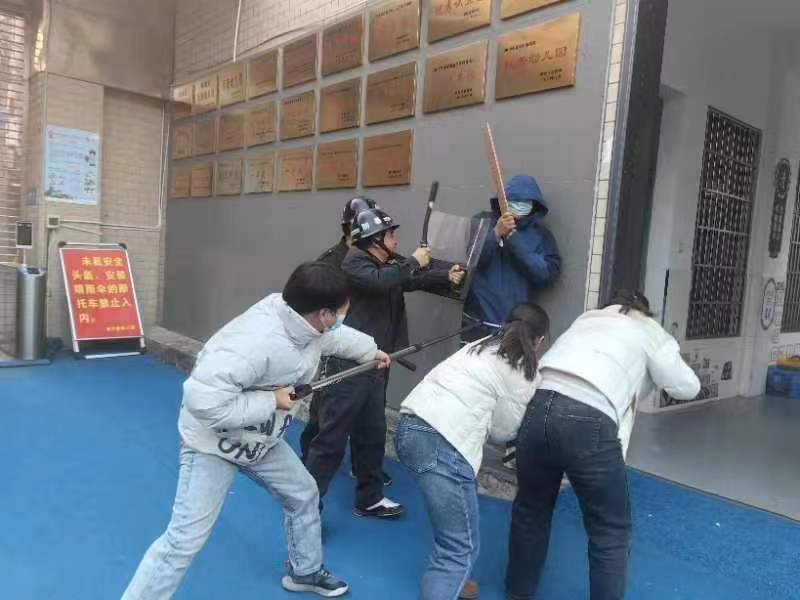 新寧縣幼兒園開展反恐防暴演練