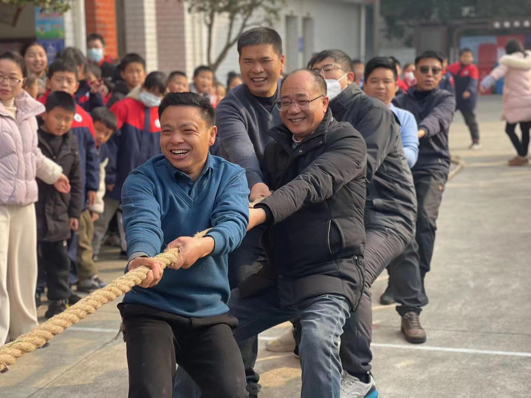 北塔小學(xué)：“慶元旦”拔河比賽歡樂開懷