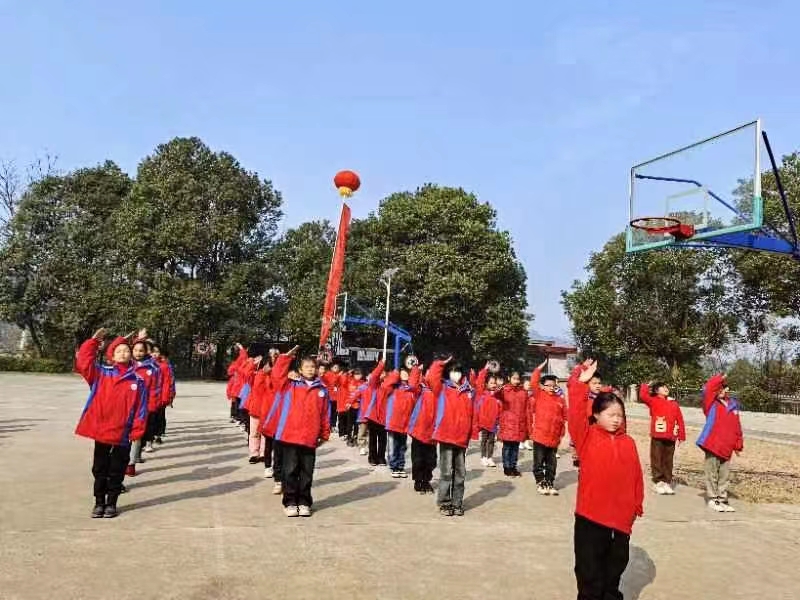 下花橋鎮(zhèn)中心完全小學(xué)開展校園文化藝術(shù)節(jié)暨陽光體育運動會