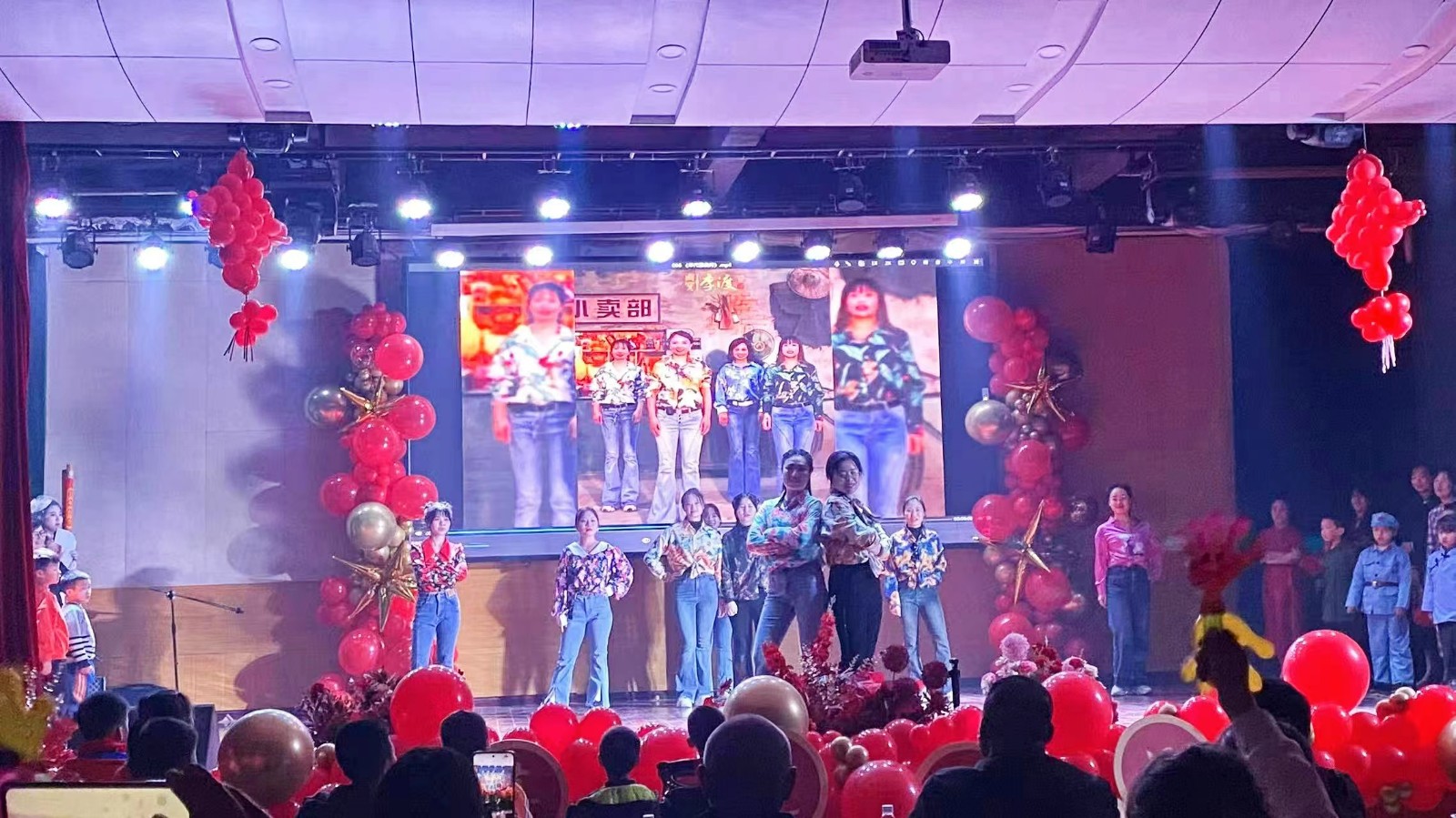 金石鎮(zhèn)焦家垅小學(xué)舉行年度優(yōu)秀人物表彰會(huì)暨元旦文藝匯演