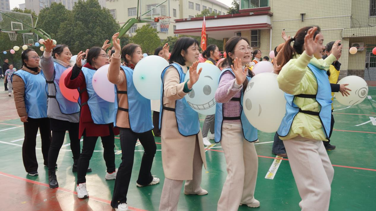 城區(qū)二小人的親子運(yùn)動(dòng)會(huì)：“趣”享運(yùn)動(dòng)，“童”樣精彩